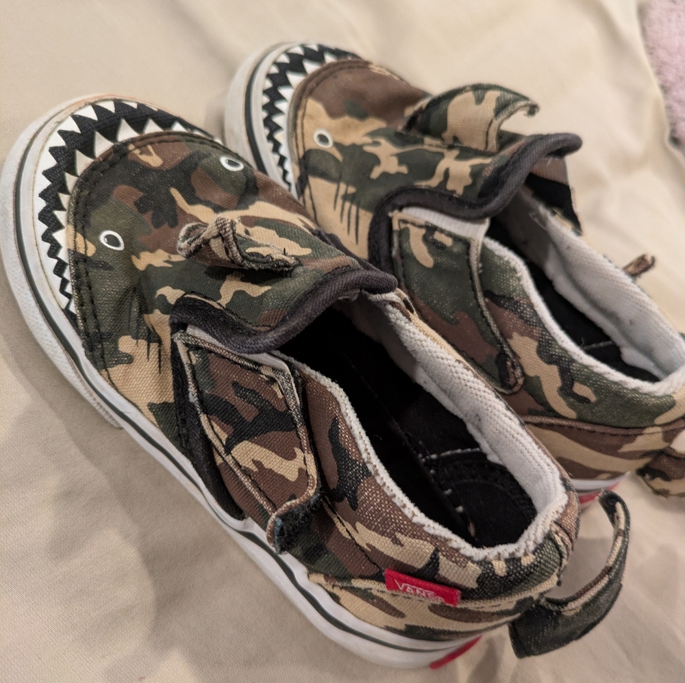Size 8C Vans Camo Sharky